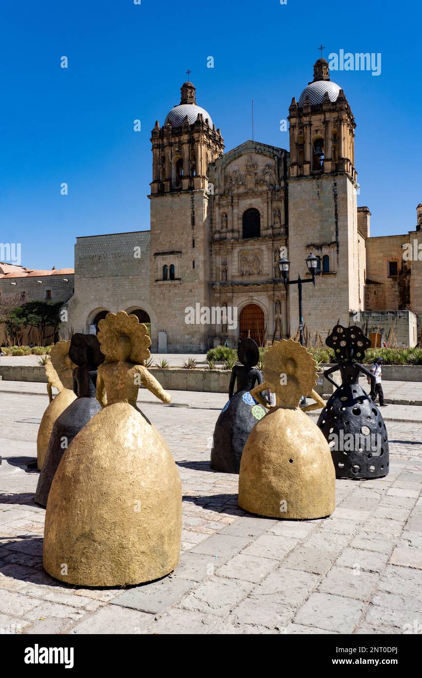 Agustin Moreno Ruiz sculptures of Tehuana women & the Church of Santo Domingo de Guzmán, Oaxaca, Mexico Stock Photo