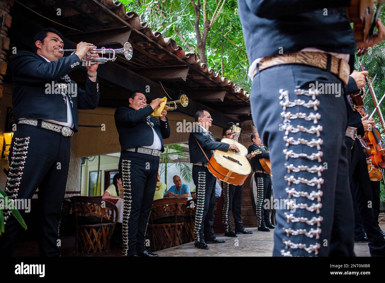 Mariachis in El Abajeño restaurant, Juarez 131, Tlaquepaque