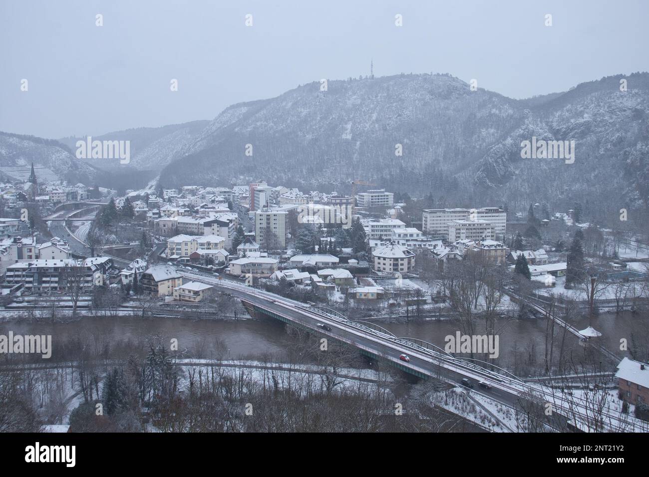 Bad Munster am Stein-Ebernburg, Germany - Febryary 8, 2021: Bridge over the Nahe river in Bad Munster with Rotenfels in the background on a snowy, fog Stock Photo