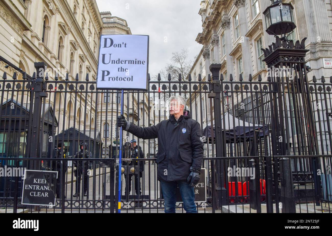 London, UK. 27th February 2023. An anti-Brexit activist stands outside Downing Street in support of the Northern Ireland Protocol as UK Prime Minister Rishi Sunak and President of the European Commission Ursula von der Leyen meet in Windsor to sign a new Brexit deal on Northern Ireland. Stock Photo