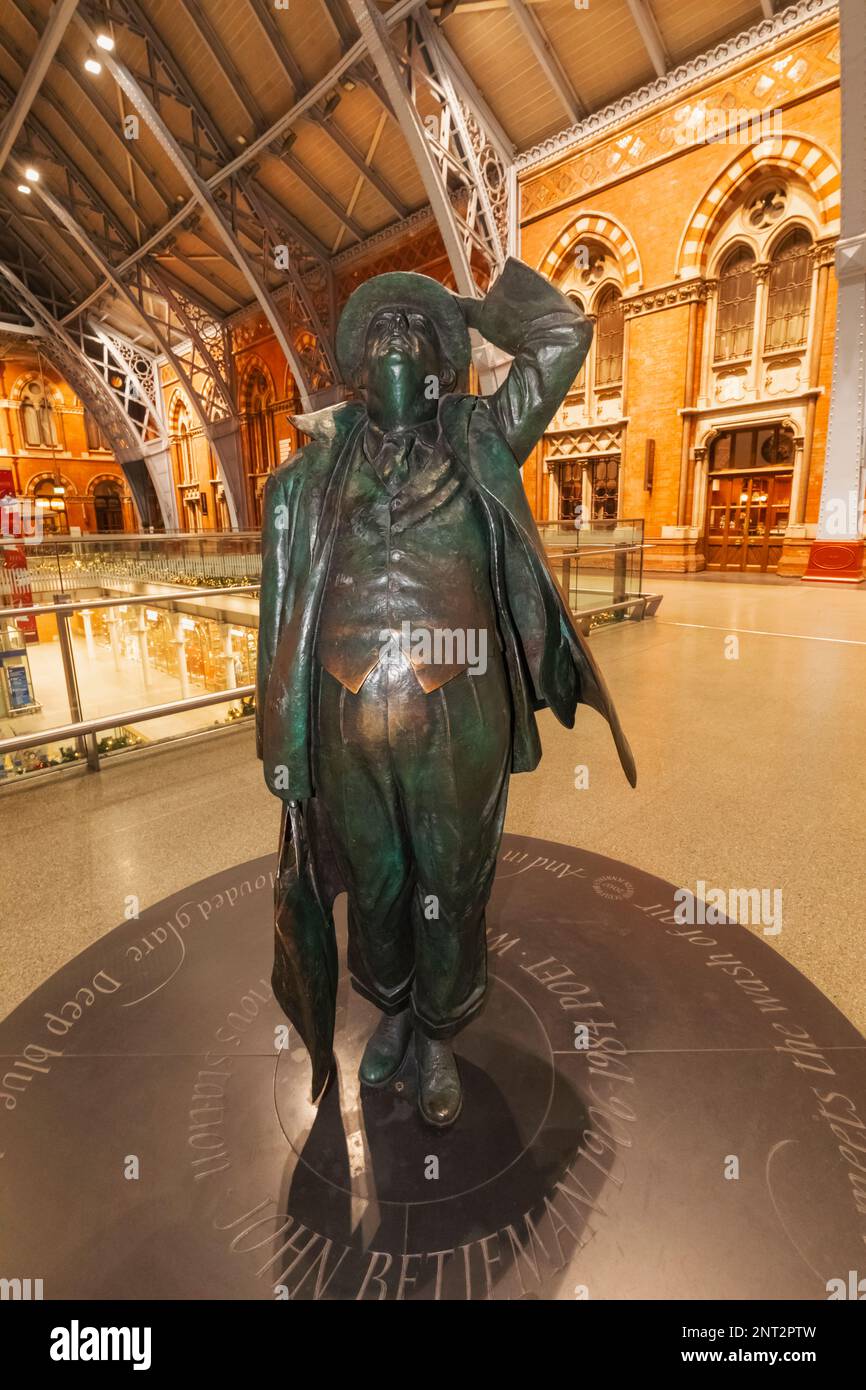 England, London, St.Pancras Station, Statue of John Betjeman by Martin Jennings Stock Photo