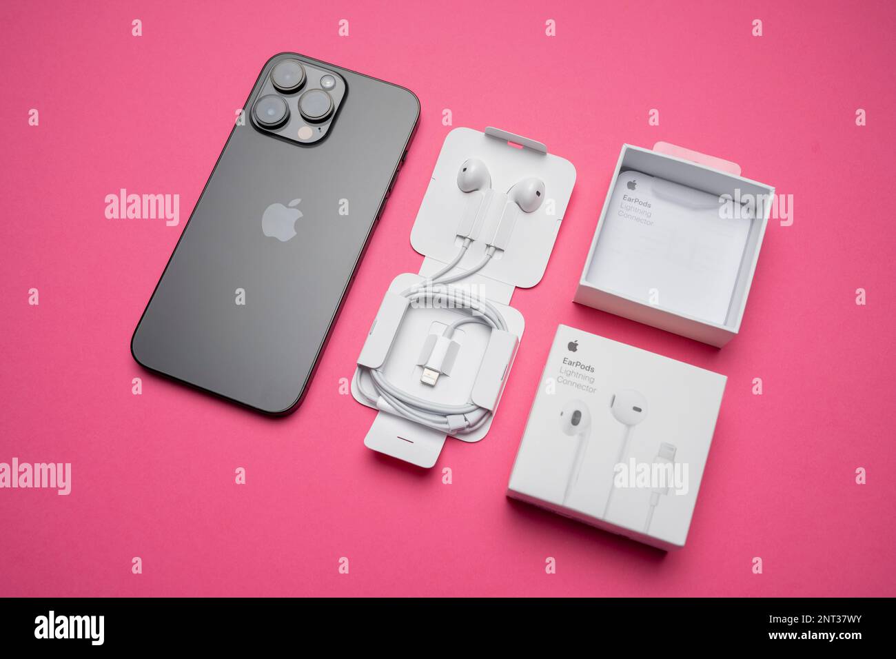 Apple music airpods pro hi-res stock photography and images - Alamy