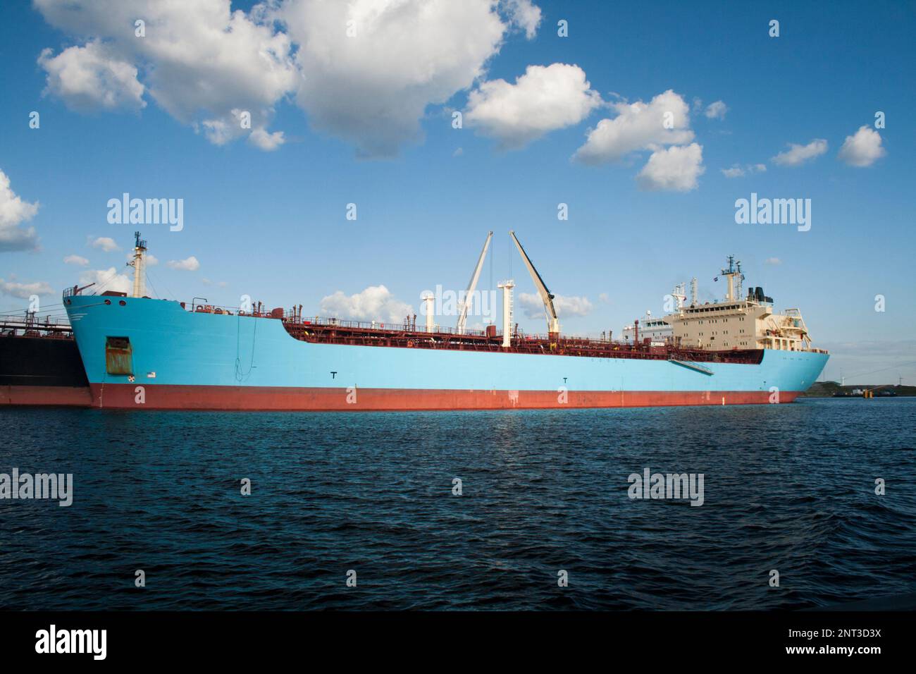 Ship yo ship (STS) transfer of cargo between stationary ships ...