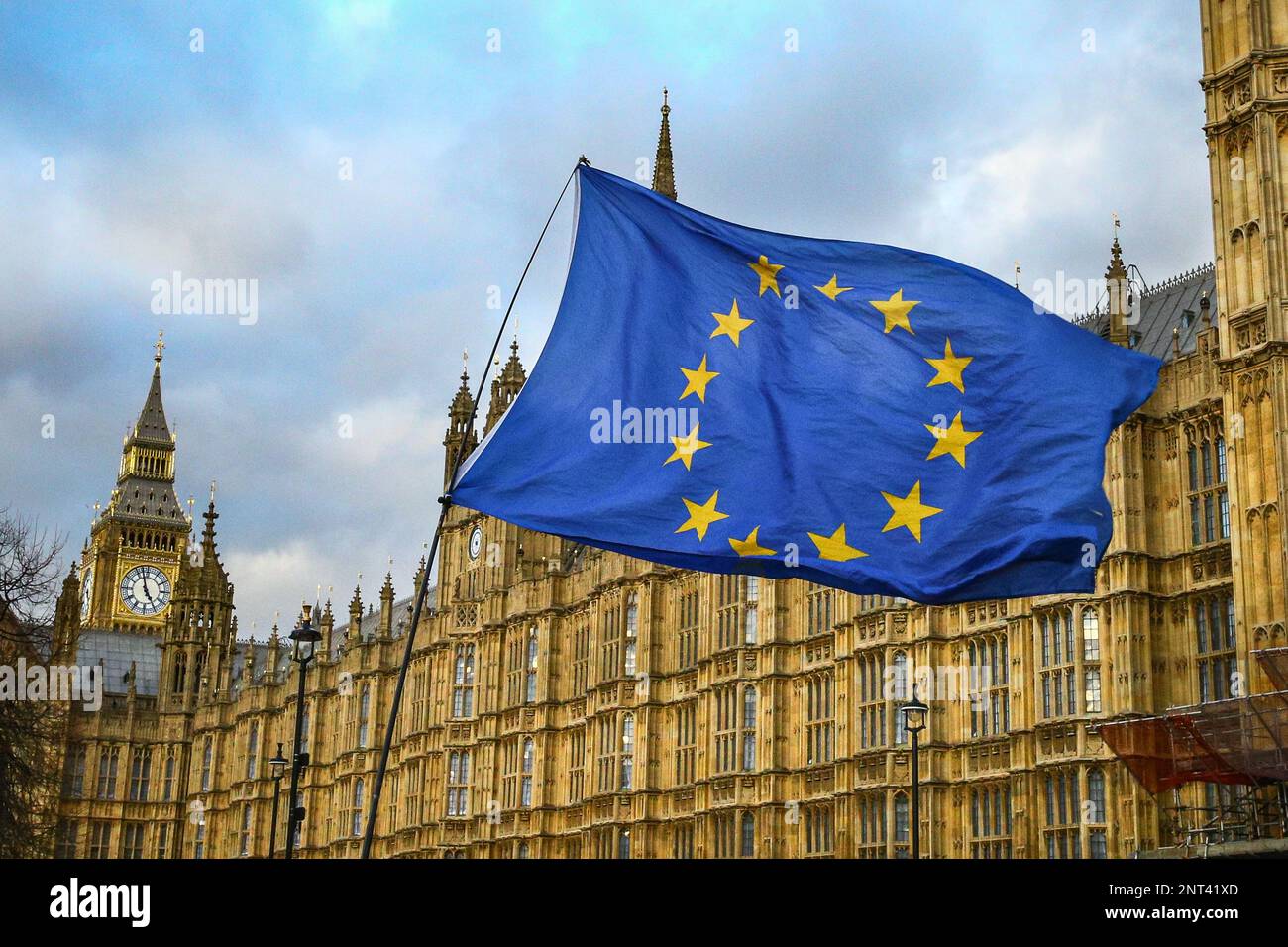 London, UK. 27th Feb, 2023. The EU flag outside Parliament. Pro-EU, Anti-Brexit protesters from Sodem (Stand of Definance European Movement) around Westminster 'Stop-Brexit Man' Steve Bray protest outside Parliament on College Green, on the day EU Commission President Ursula von der Leyen visits the UK to sign a deal with PM Rishi Sunak on post-Brexit trading arrangements in Northern Ireland. Credit: Imageplotter/Alamy Live News Stock Photo