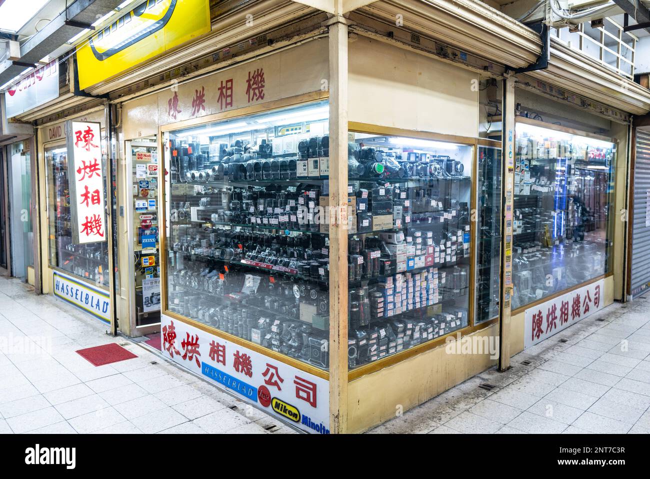 Hong Kong  Kowloon and Hong Kong island. Second hand camera shops in Champagne Court Kowloon including the famous shop of David Chan. All Pictures Nev Stock Photo