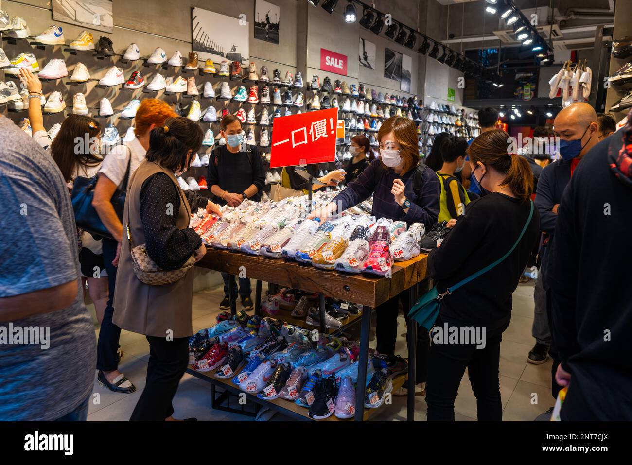 Hong Kong  Kowloon and Hong Kong island. Bustling shopping in the markets. A sale of sneakers , trainers,  All Pictures Neville Marriner Leica Q2 Stock Photo