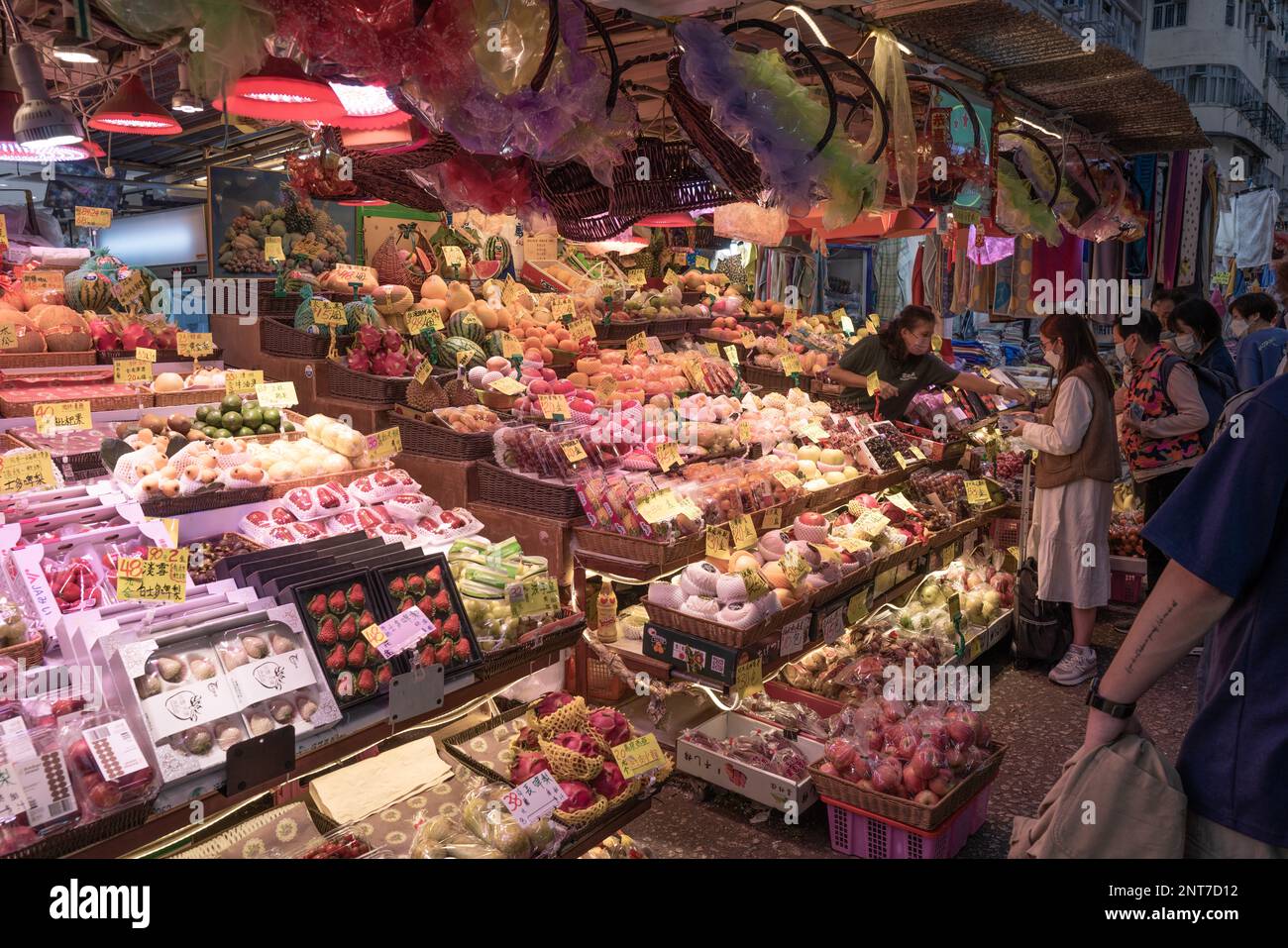 Hong Kong  Kowloon and Hong Kong island. Bustling shopping in the markets. Fruit and vegatables All Pictures Neville Marriner Leica Q2 Stock Photo