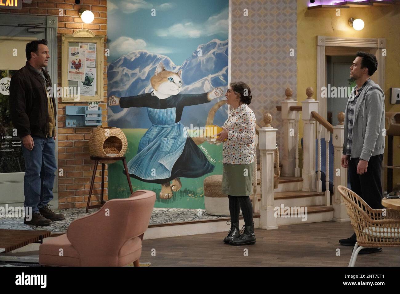 CALL ME KAT, from left David James Elliott, Mayim Bialik, Cheyenne