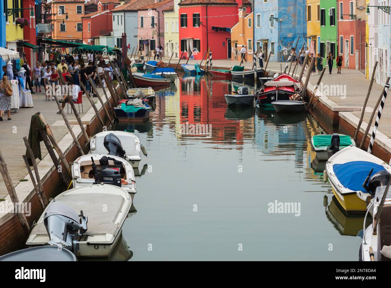 Venetian canal homes and boats hi-res stock photography and images - Alamy