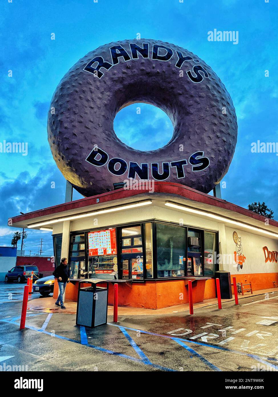 Randy's Donuts, bakery and landmark building in Inglewood, California Stock Photo