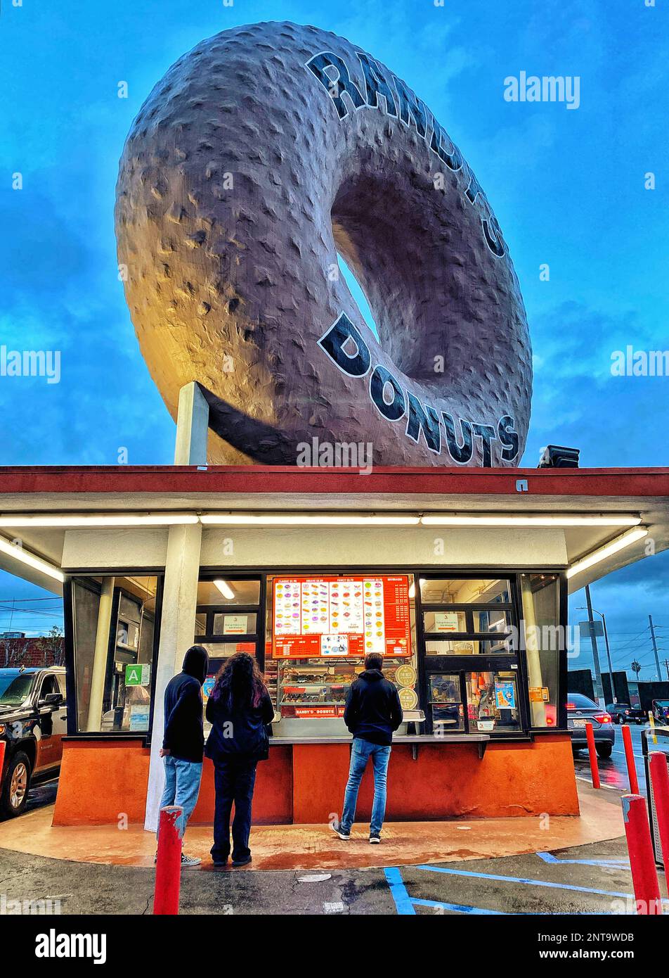 Randy's Donuts, bakery and landmark building in Inglewood, California Stock Photo