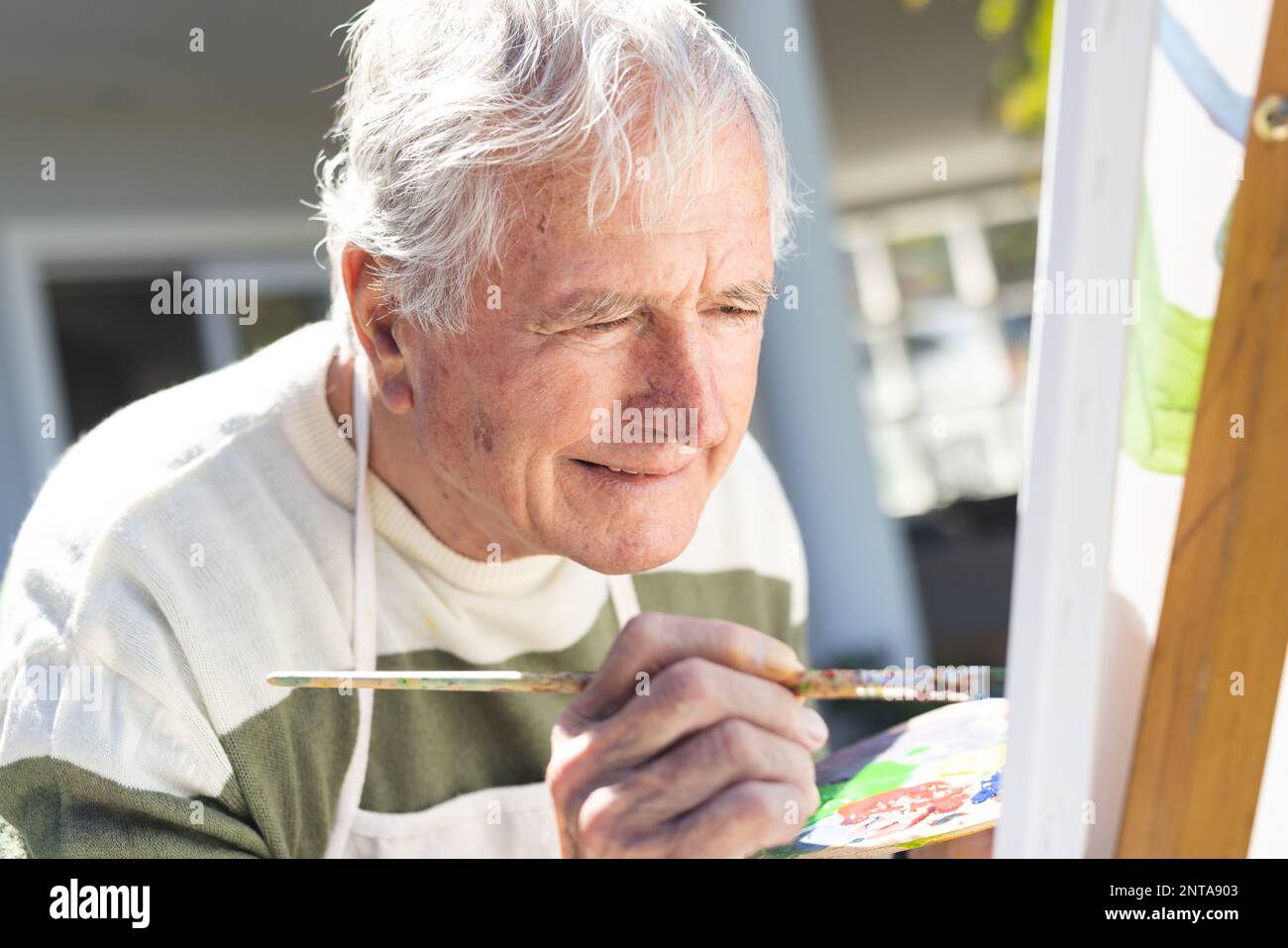 Man painting at easel hi-res stock photography and images - Alamy