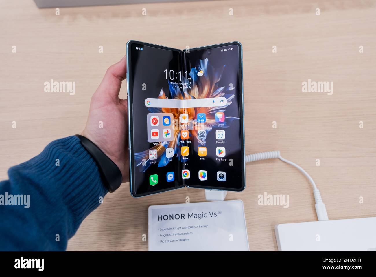 HONOR Magic Vs - 7.9 inches Foldable Phone - HONOR Global