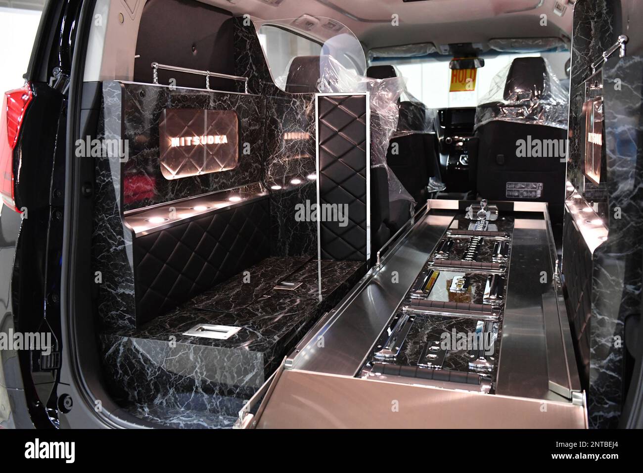 Fúnebre 葬儀 Inside of Alphard Vellfire Fusion, a hearse, manufactured by