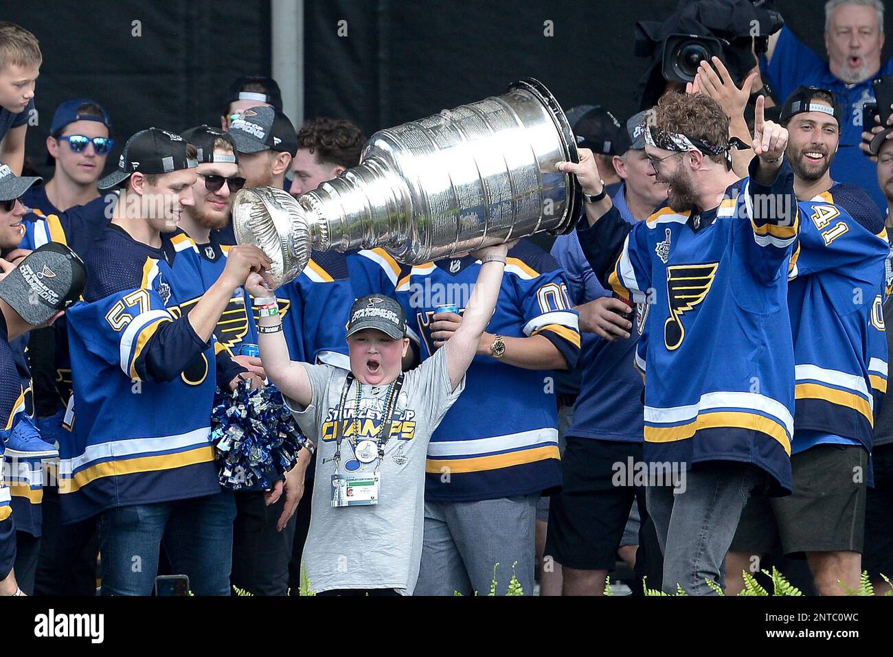 Jun 15, 2019: St. Louis Blues right winger Vladimir Tarasenko (91) kisses  the Stanley Cup during the Stanley Cup Championship Parade going down  Market Street in St. Louis City, MO Richard Ulreich/CSM (