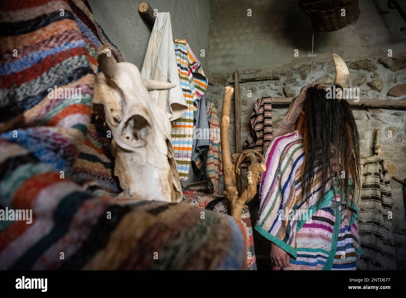 Navalosa, Spain. 19th Feb, 2023. A reveler dressed as a Cucurrumacho seen before the Carnival celebration in Navalosa. In the village of Navalosa, men and women take to the streets dressed in striped blankets traditional to the region and masks covered in animal hair. Much of the disguise includes bones, horns and skulls, in a ritual of Celtic origin that chronology does not know for sure when it started. These figures, half man, half beast, are the Cucurrumachos of Navalosa. Credit: SOPA Images Limited/Alamy Live News Stock Photo