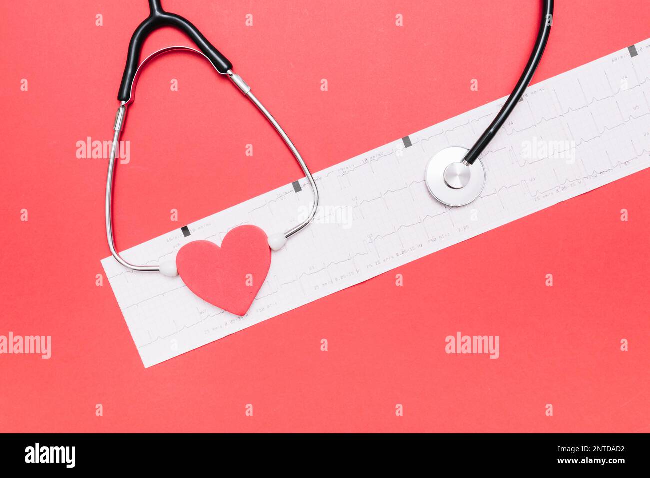stethoscope heart cardiogram Stock Photo Alamy