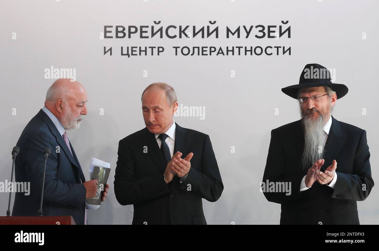 Putin With Rabbis Russian President Vladimir Putin, center, Russia's chief rabbi Berel ...