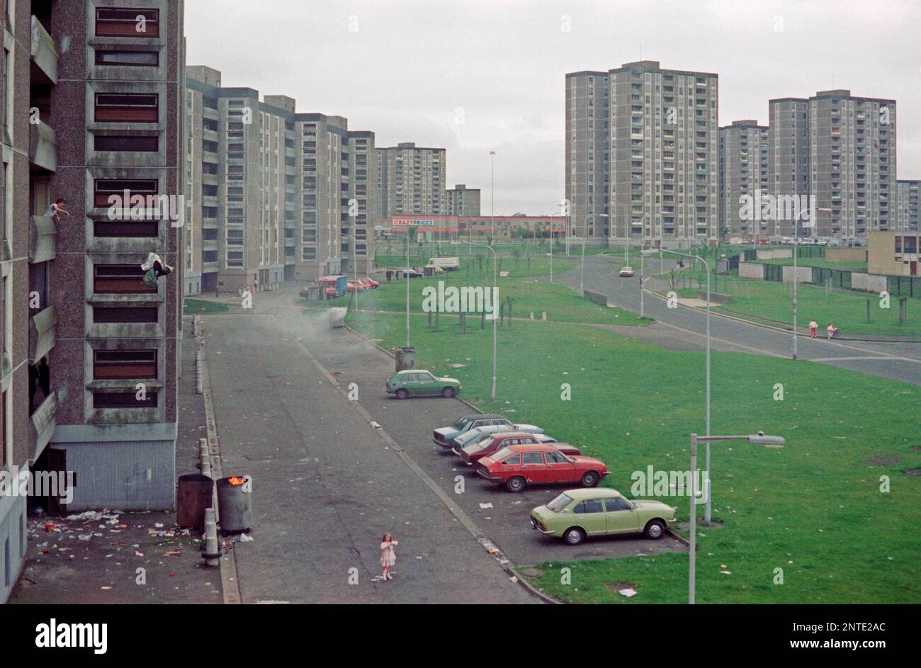 Shangan Road, tenements, tower blocks, cars, Ballymun, Dublin, Ireland, June 1986 Stock Photo