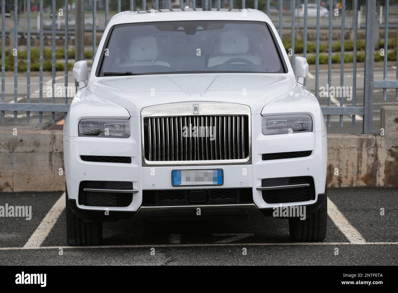 RollsRoyce de 39 milhões de Cristiano Ronaldo tem roda travada por  estacionamento proibido em Lisboa  Monet  Notícias