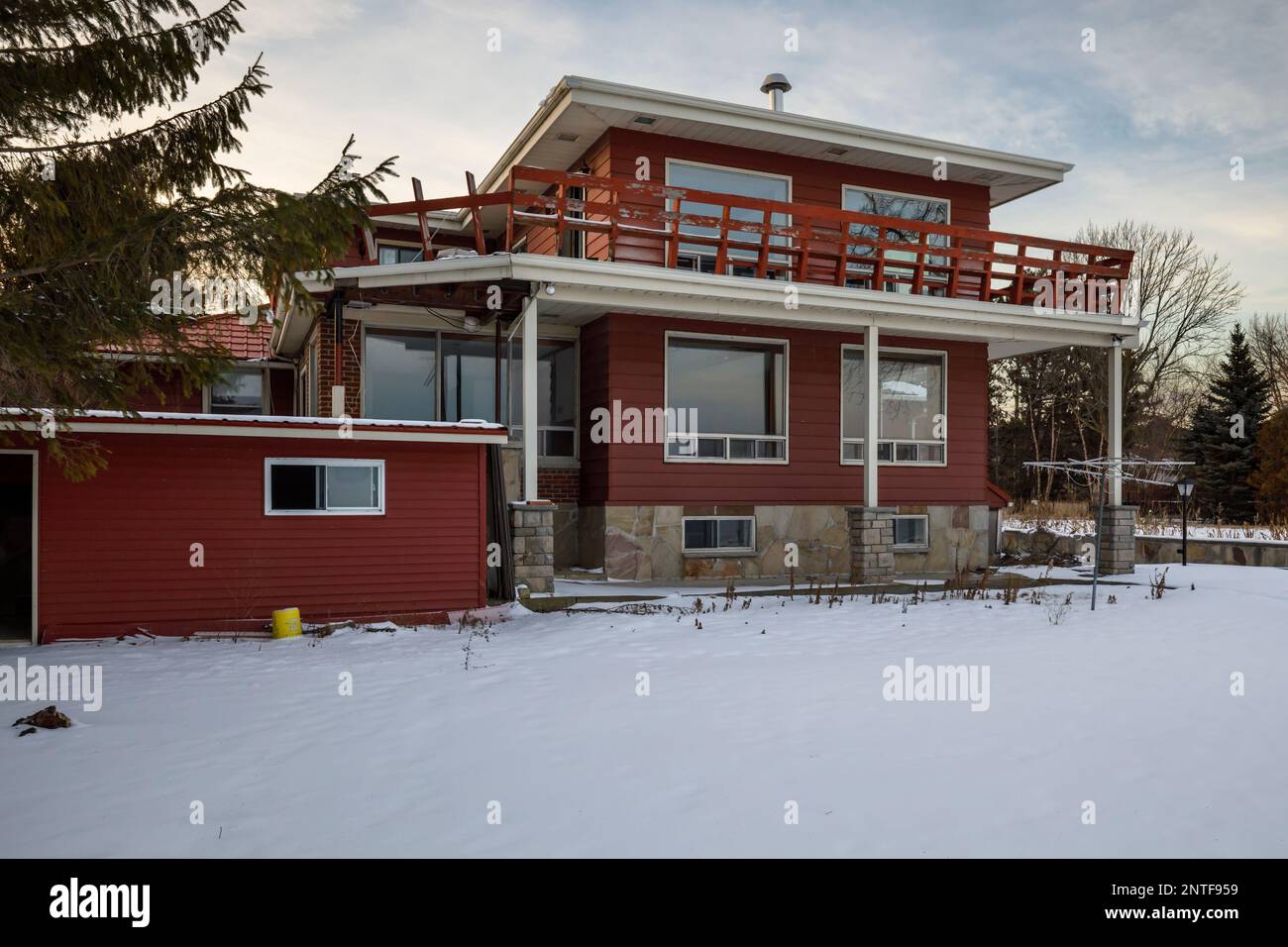 Rear view of a mid century modern home. This house has since been demolished Stock Photo