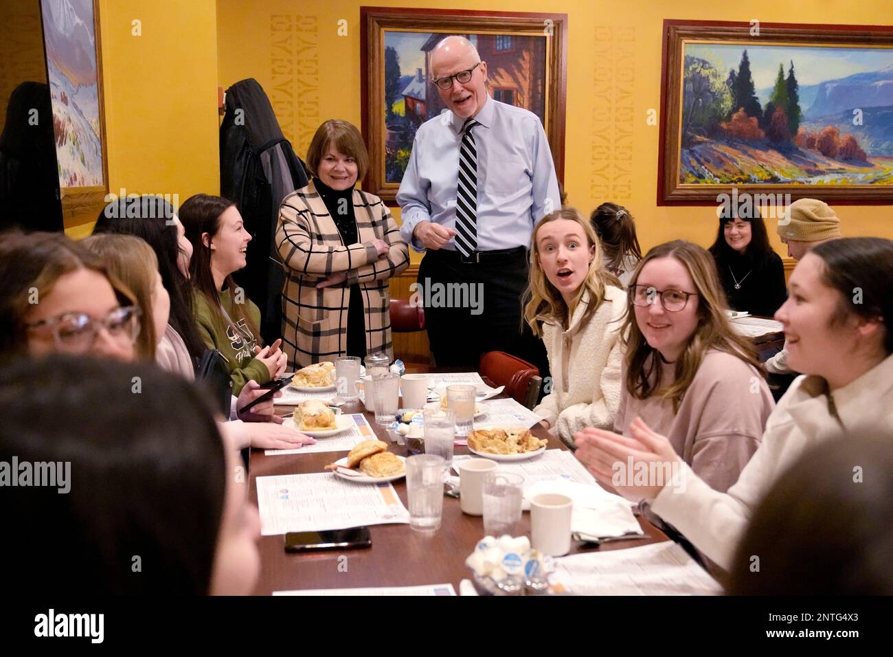 Chicago mayoral candidate Paul Vallas talks with patrons at the Ann