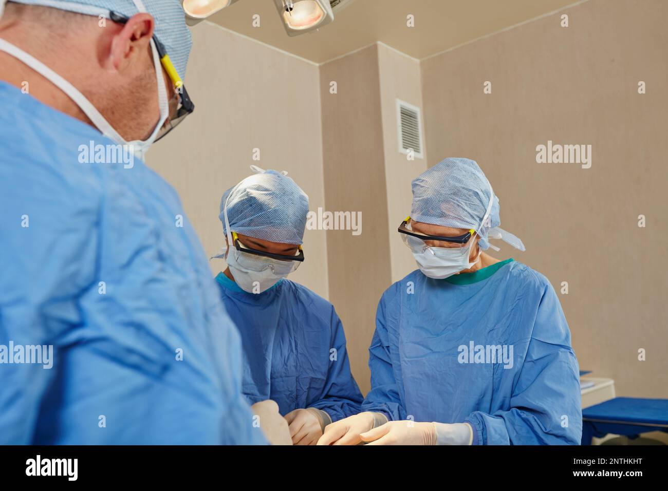 Surgeons Operating Process Workforce procedure hi-res stock photography and images - Alamy