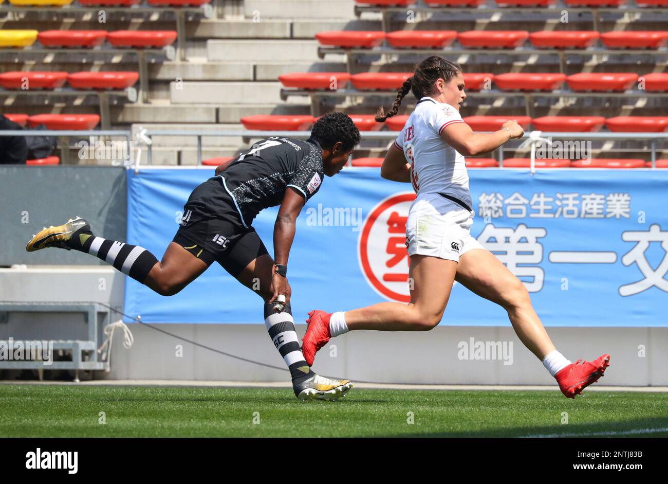 U.S. Ilona Delsing Rosa Maher scores a try in the second half of the Women's World Rugby Sevens
