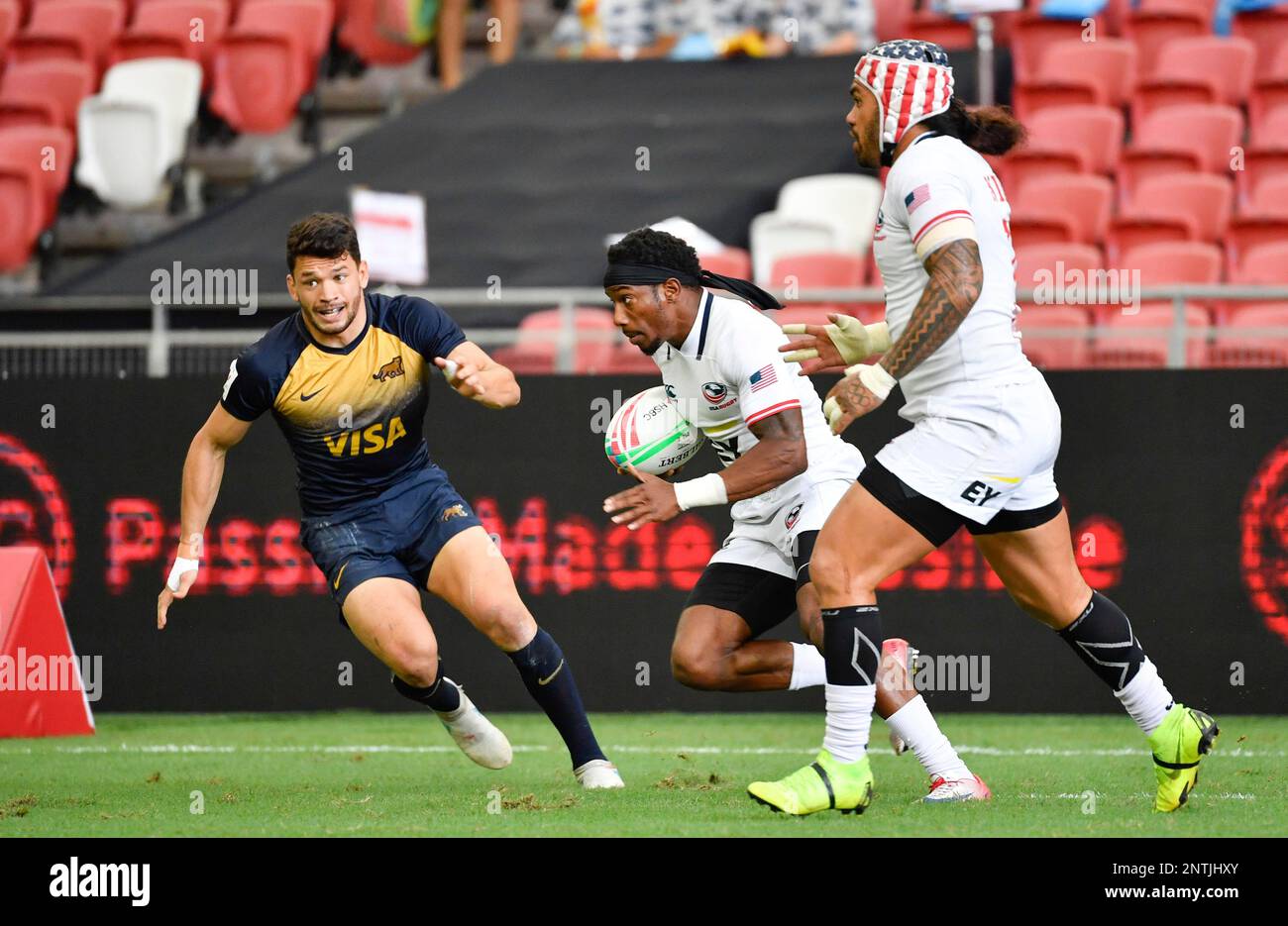 USA's Carlin Isles makes a break during the HSBC Singapore Rugby Sevens ...