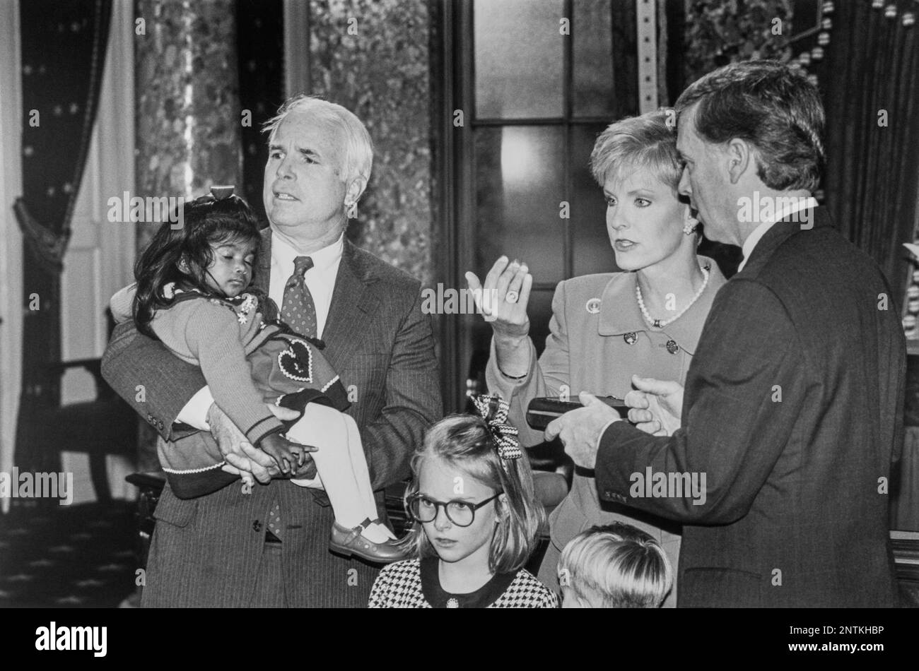 GOP strives to turn focus back to McCain, image size:1300x950