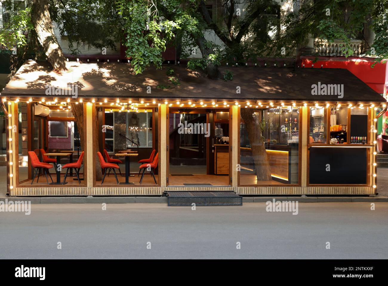Cozy outdoor cafe red chairs hi-res stock photography and images - Alamy