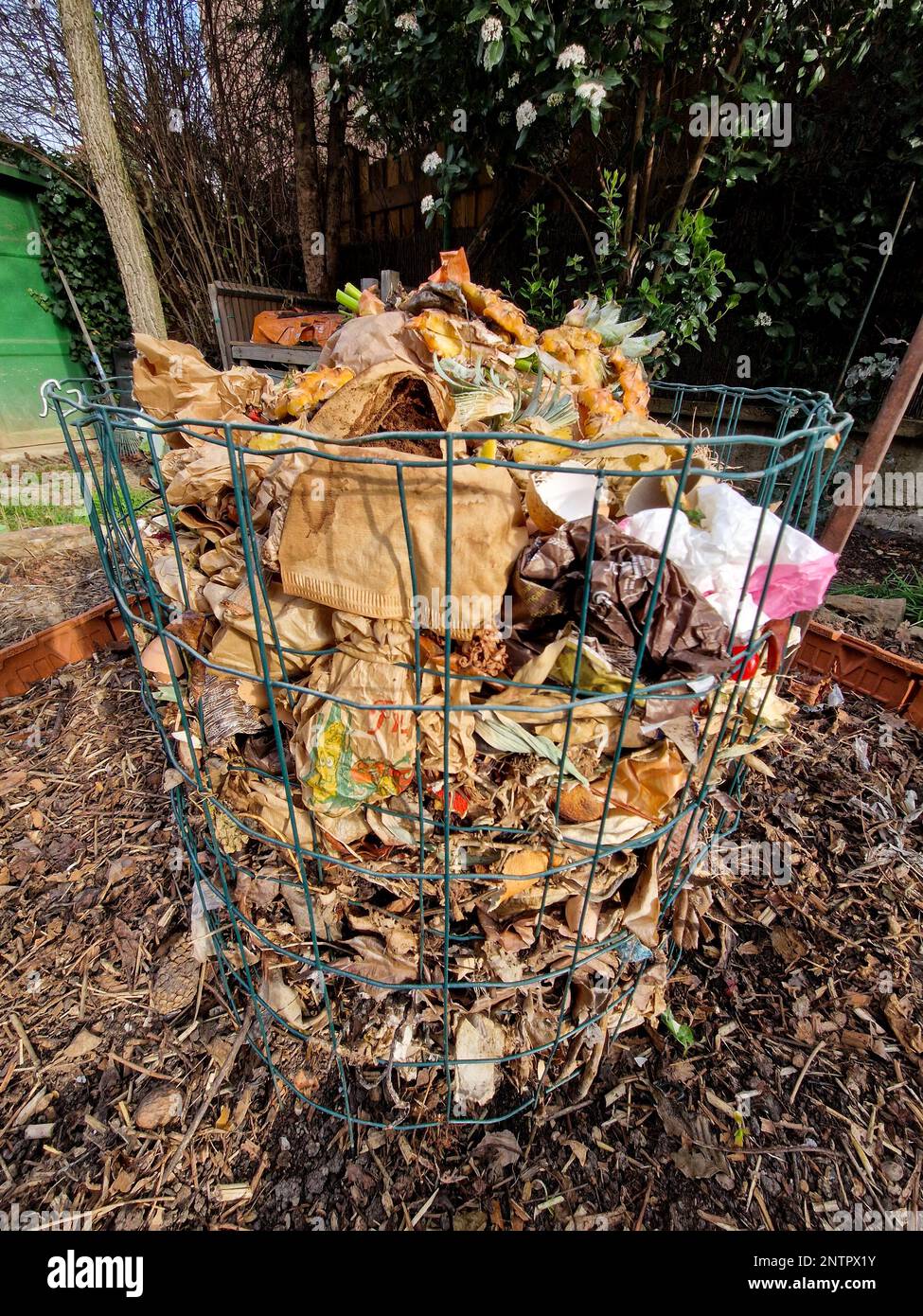 Organic waste in the compost pile of a small keyhole garden, Bron