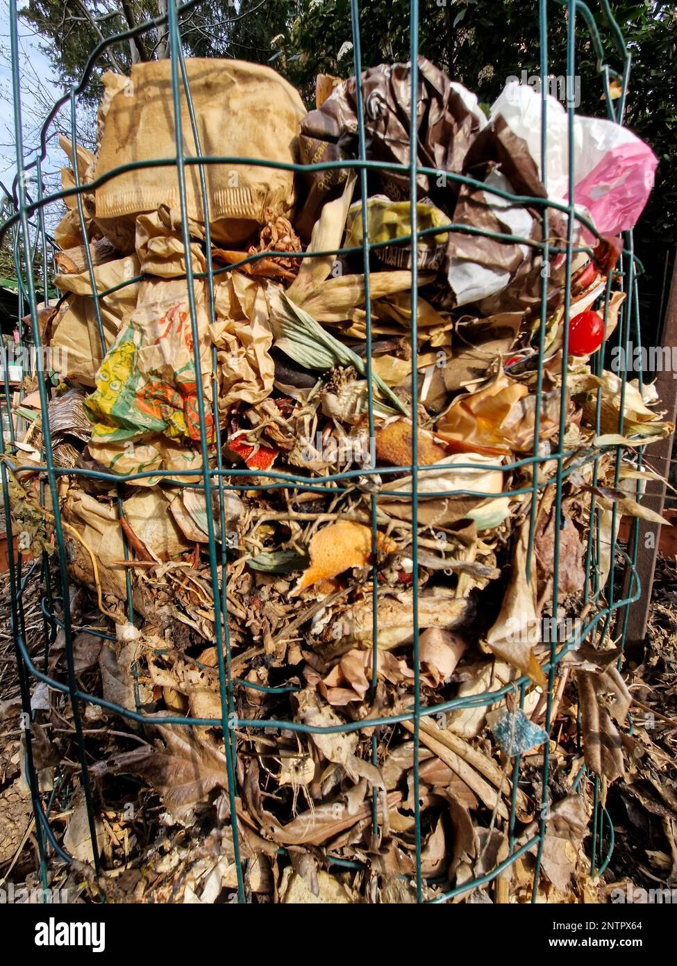 Organic waste in the compost pile of a small keyhole garden, Bron