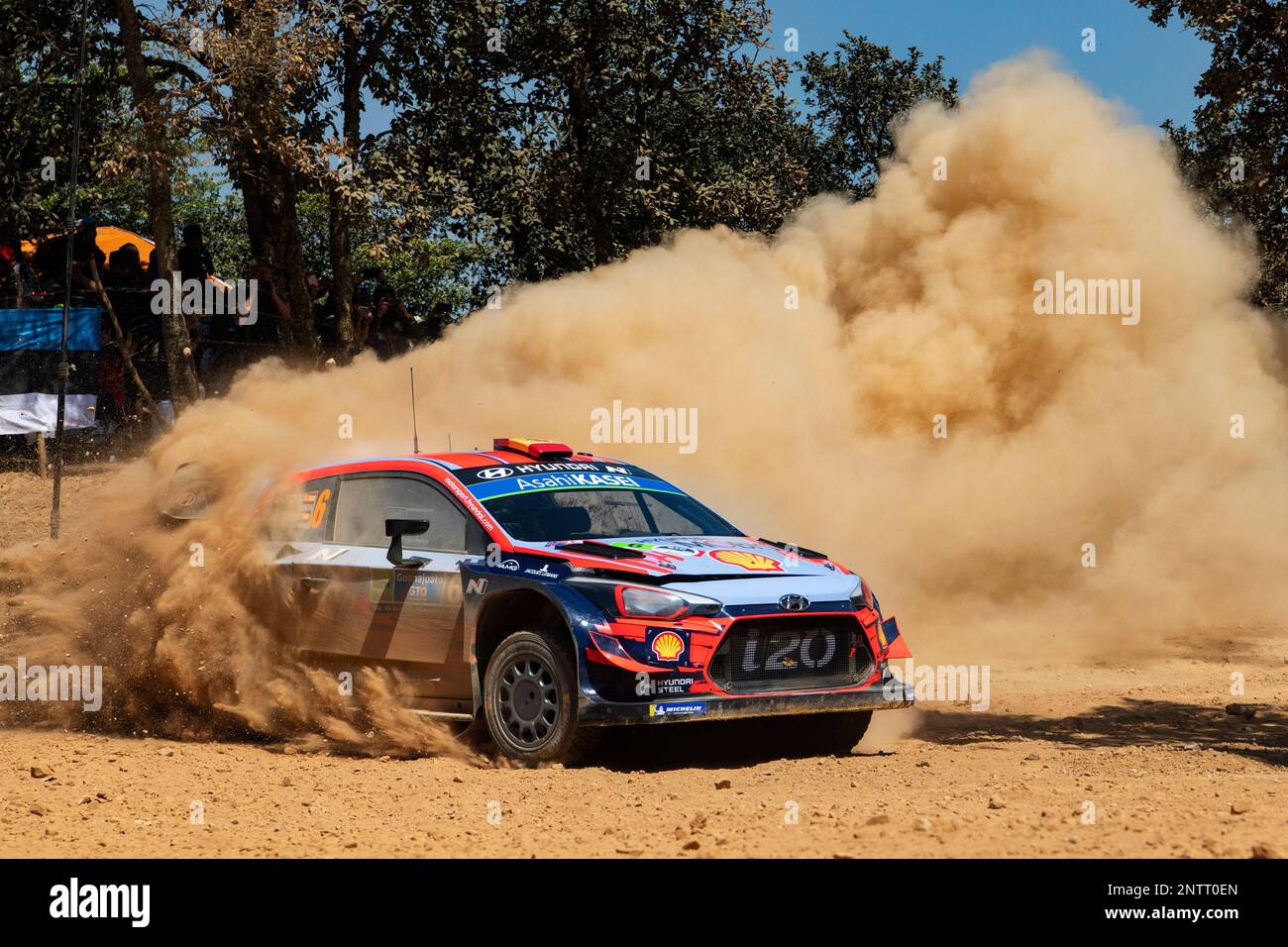 Sébastien Ogier kept his cool in the sweltering heat to lead Rally