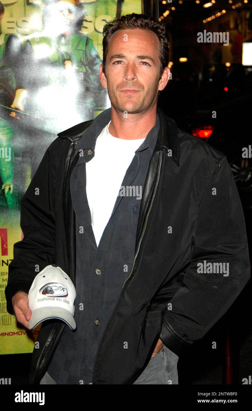 Luke Perry Died From a Massive Stroke. Here's What to Know About Signs and  Symptoms., image size:854x1390