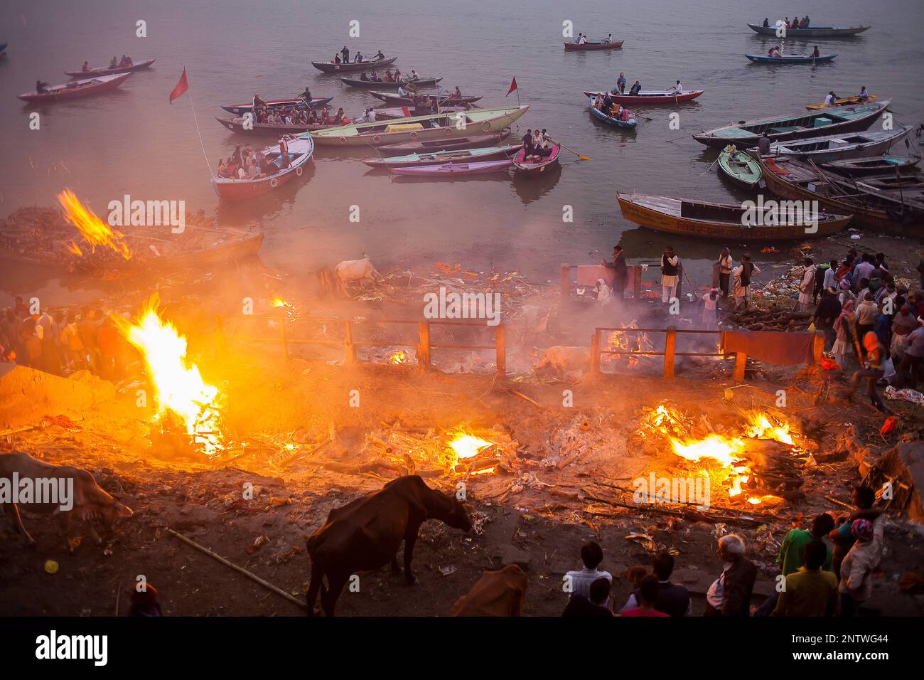 Cremation of bodies, in Manikarnika Ghat, the burning ghat, on the banks of Ganges river, Varanasi, Uttar Pradesh, India. Stock Photo