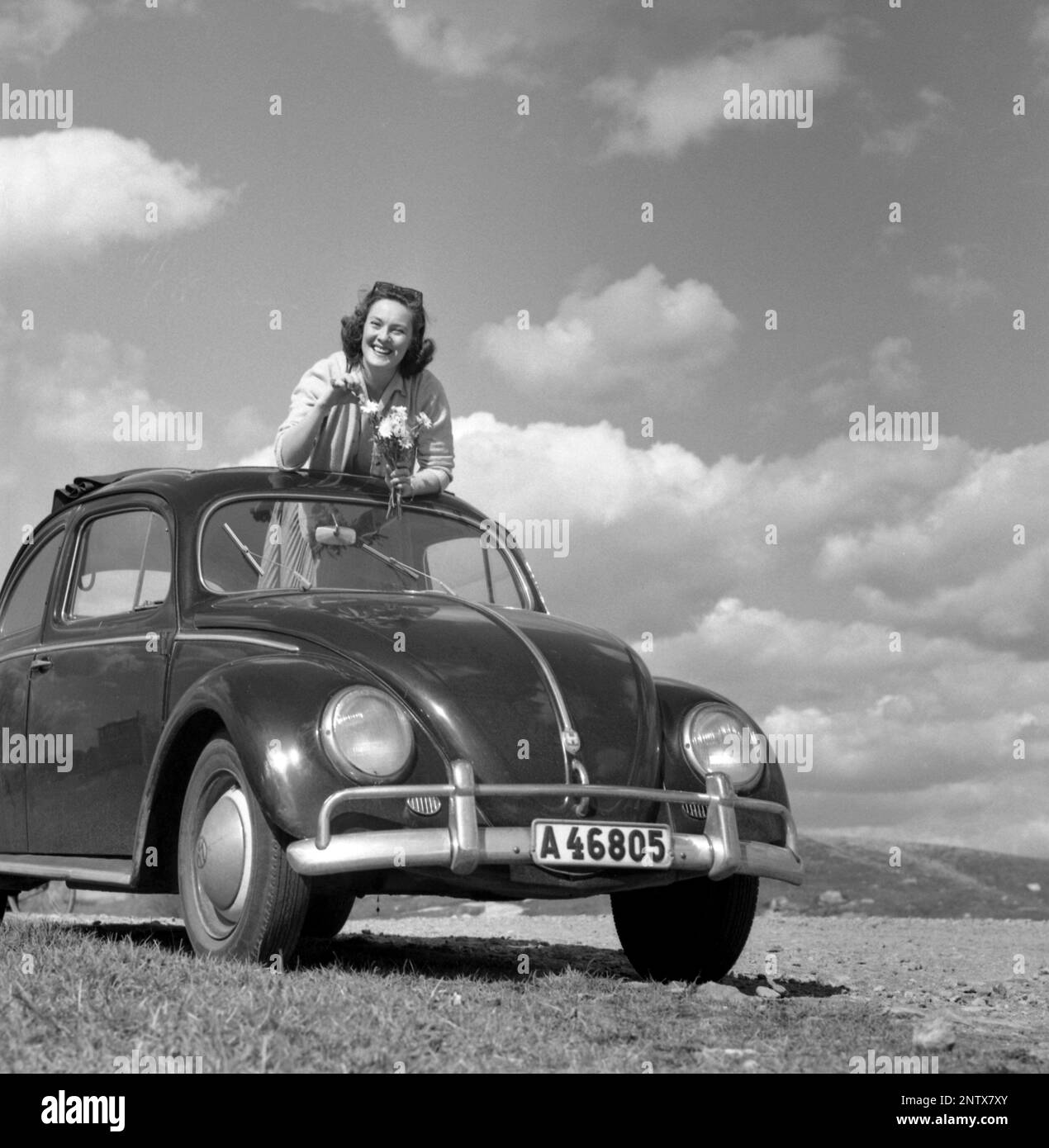 In the 1960s. Actress Gaby Stenberg looks happy this summer day having the top off her Volkswagen beetle car. Sweden 1960 Conard ref 4232 Stock Photo