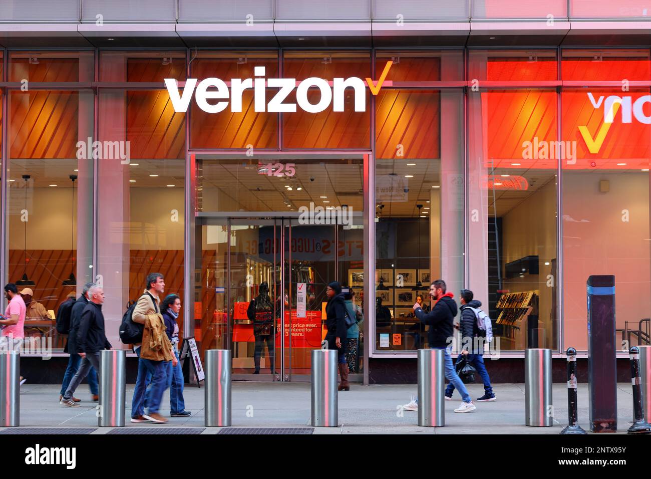 Verizon, 125 W 42nd St, New York. NYC storefront photo of a cellphone store in Midtown Manhattan. Stock Photo