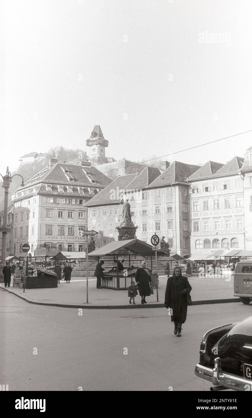 Erzherzog-Johann-Denkmal  and Schlossberg hill with clock tower Market on the Hauptplatz, Graz, Styria, Austria, 1957 Stock Photo