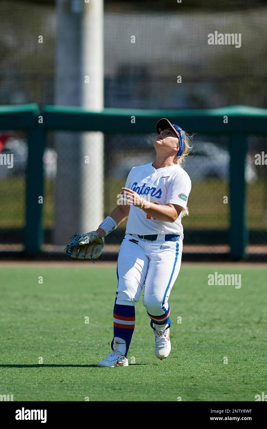 Florida Gators Amanda Lorenz (18) settles under a fly ball during a ...