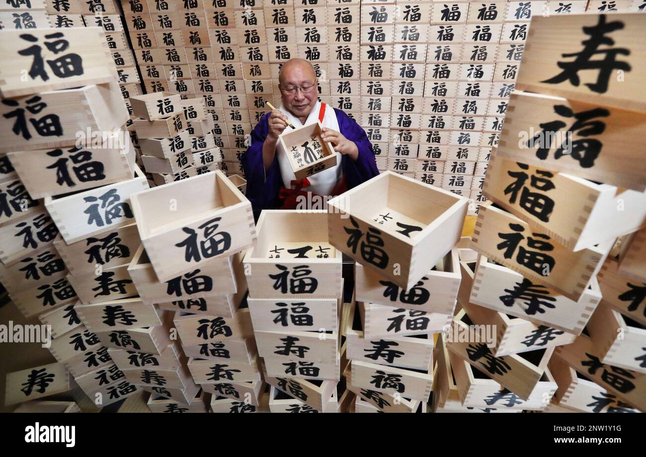A monk writes fuku (happiness) and kotobuki (congratulation) by kanji