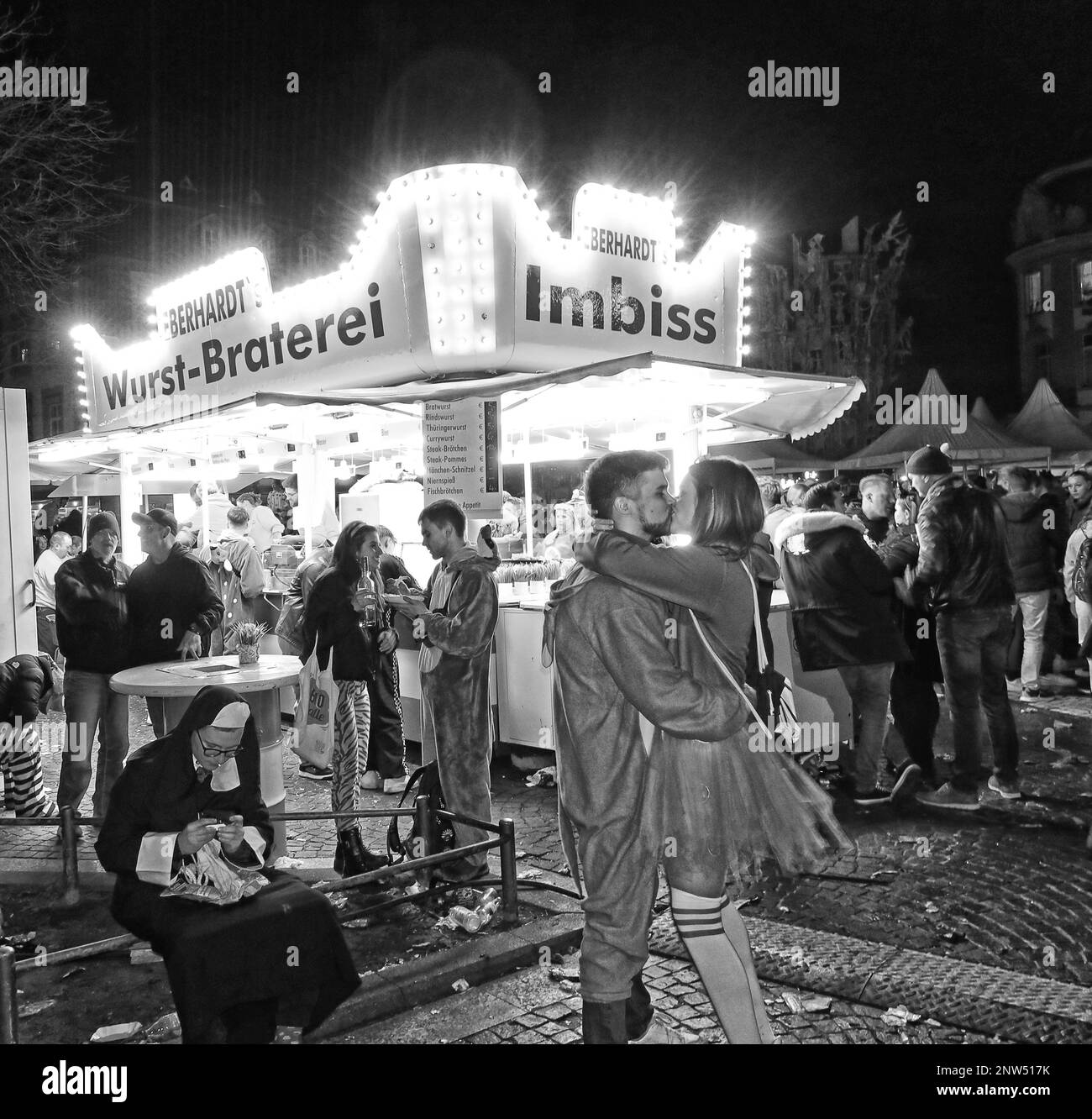 Evening at the Berhardt sausage roast snack stall, Wurst-Braterei Imbiss, Mainz , Germany - snacking and relaxing Stock Photo
