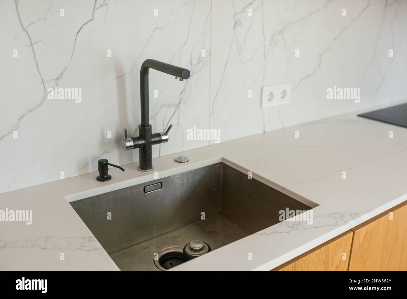 modern Kitchen sink and faucet Stock Photo - Alamy