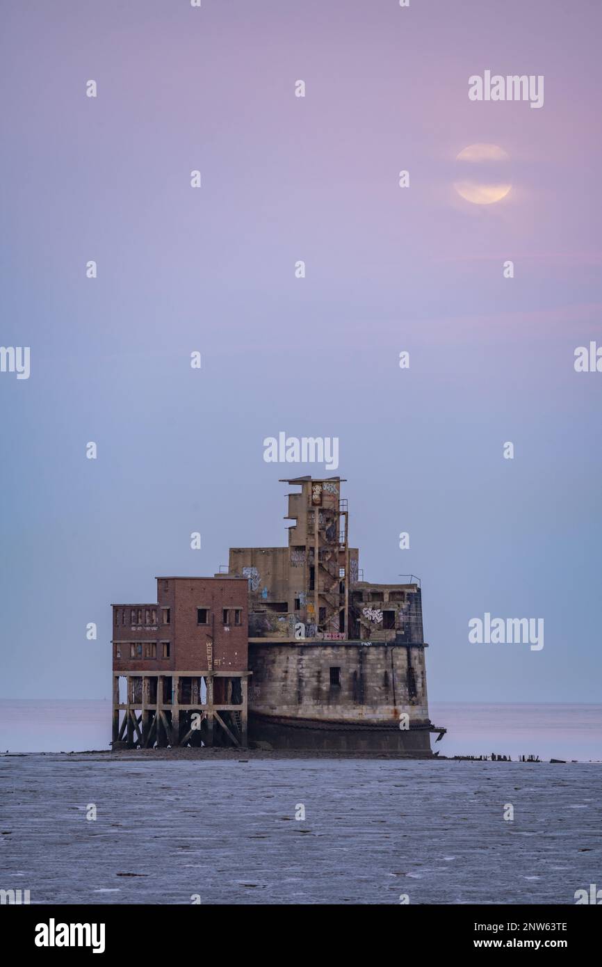 Isle of grain medway estuary hi-res stock photography and images - Alamy