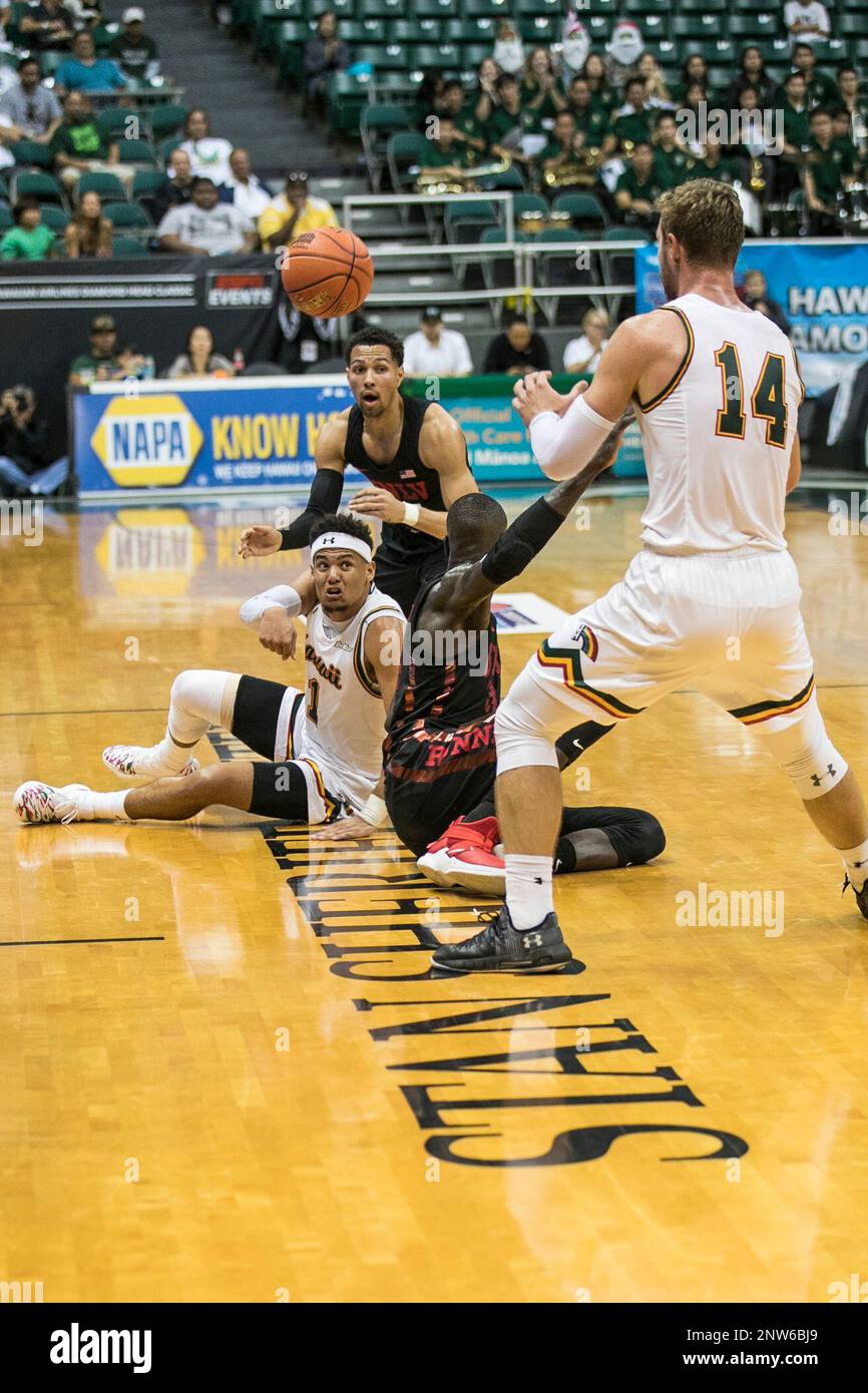 December 22, 2018 - Hawaii Rainbow Warriors guard Drew Buggs #1 passes ...