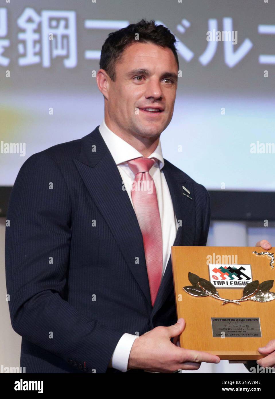 Tokyo, Japan. 8th Nov, 2018. Former New Zealand's All Blacks player Dan  Carter who is now playing Japan's Kobelco Steelers displays the Webb Ellis  Cup, the trophy of the Rugby World Cup