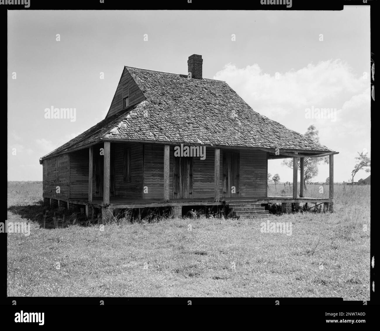 Cabin, early, Edgard vic., St. John the Baptist Parish, Louisiana. Carnegie Survey of the Architecture of the South. United States, Louisiana, St. John the Baptist Parish, Edgard vic,  Cabins,  Porches,  Roofs,  Wooden buildings. Stock Photo