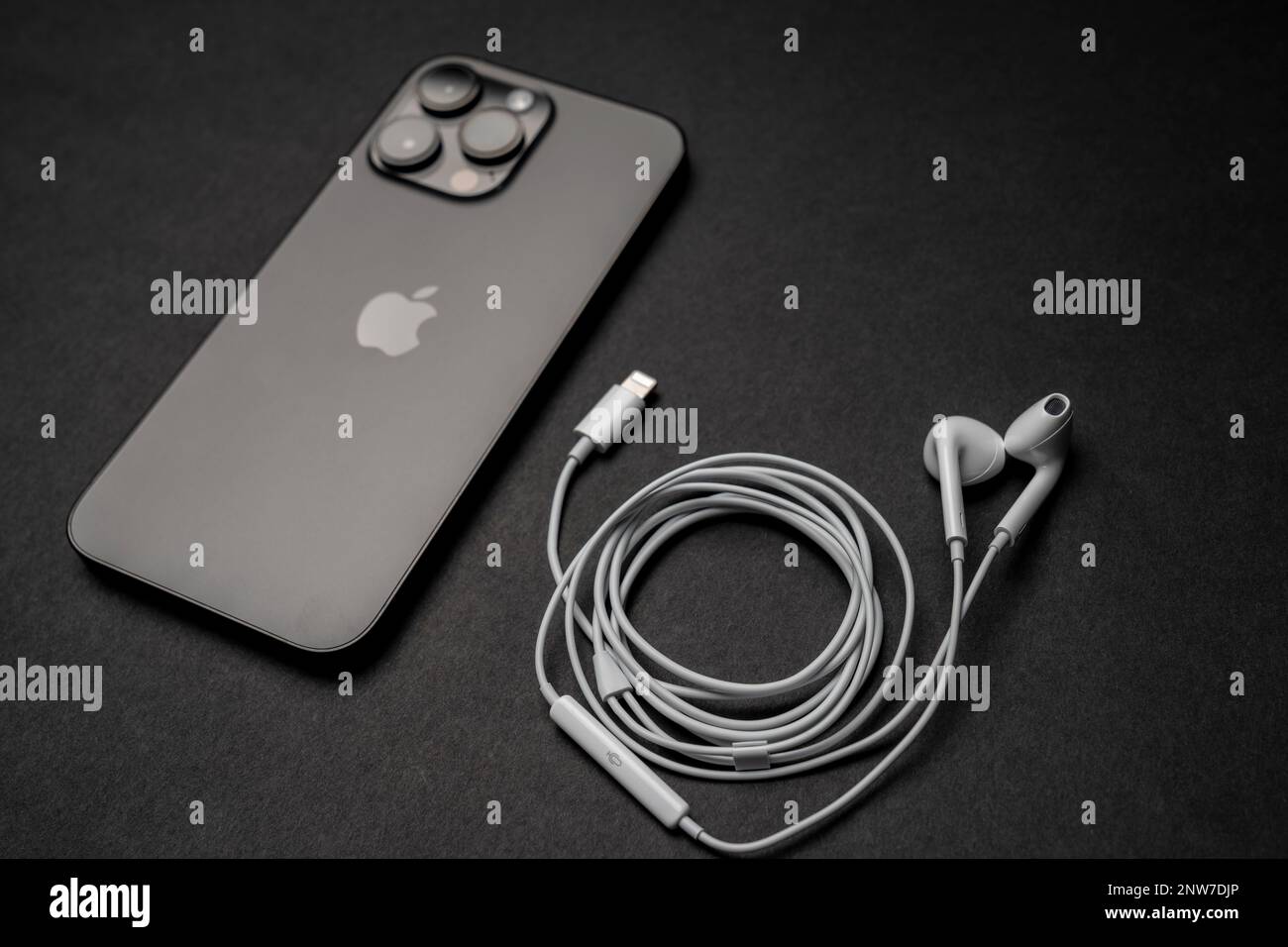 Apple iPhone 14 Pro Max, Space Black, vista posterior del teléfono  inteligente. Junto a él están los nuevos EarPods de Apple, auriculares  AirPods para escuchar música Fotografía de stock - Alamy