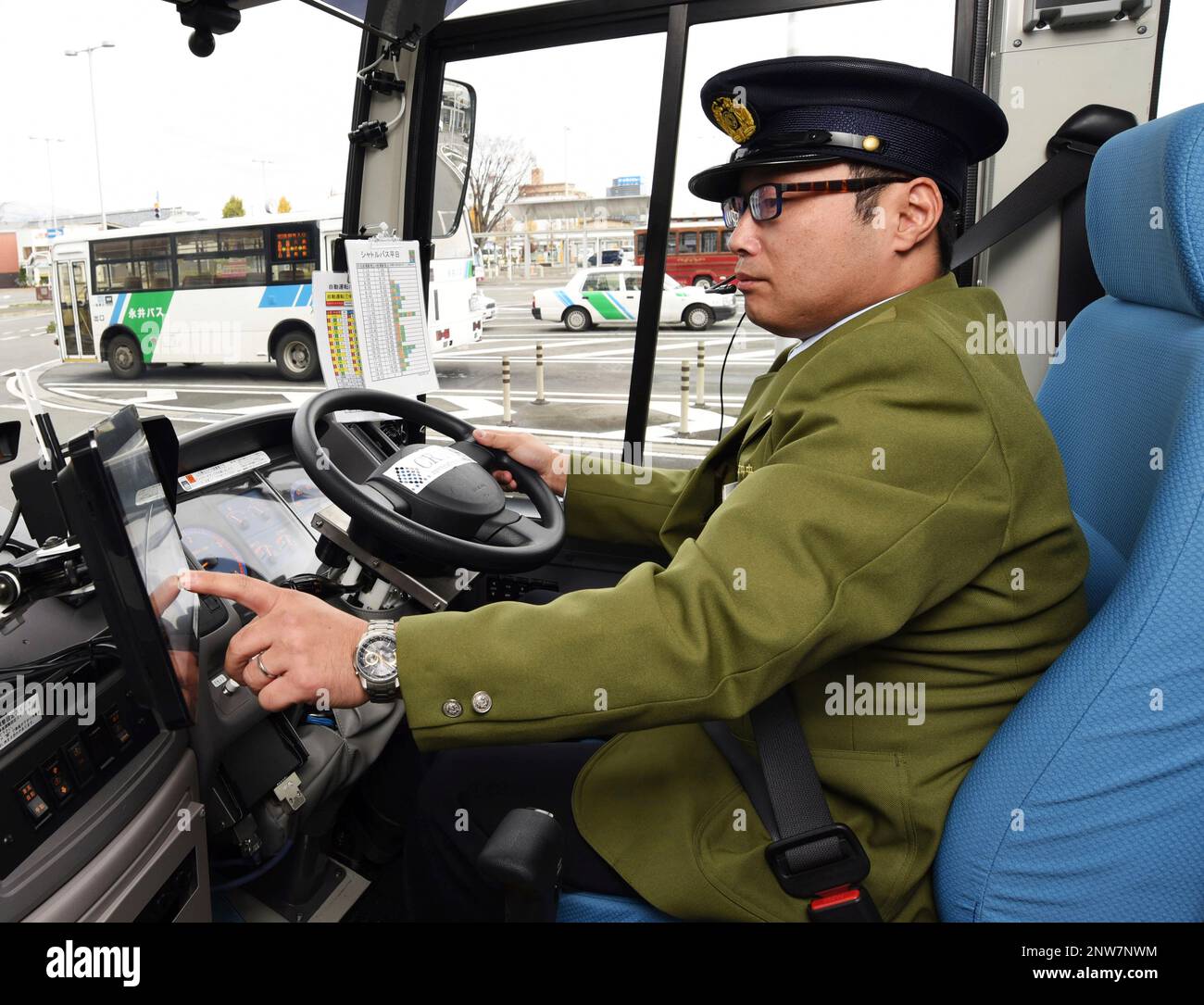Automatic driving bus is opened to media before the demonstration 