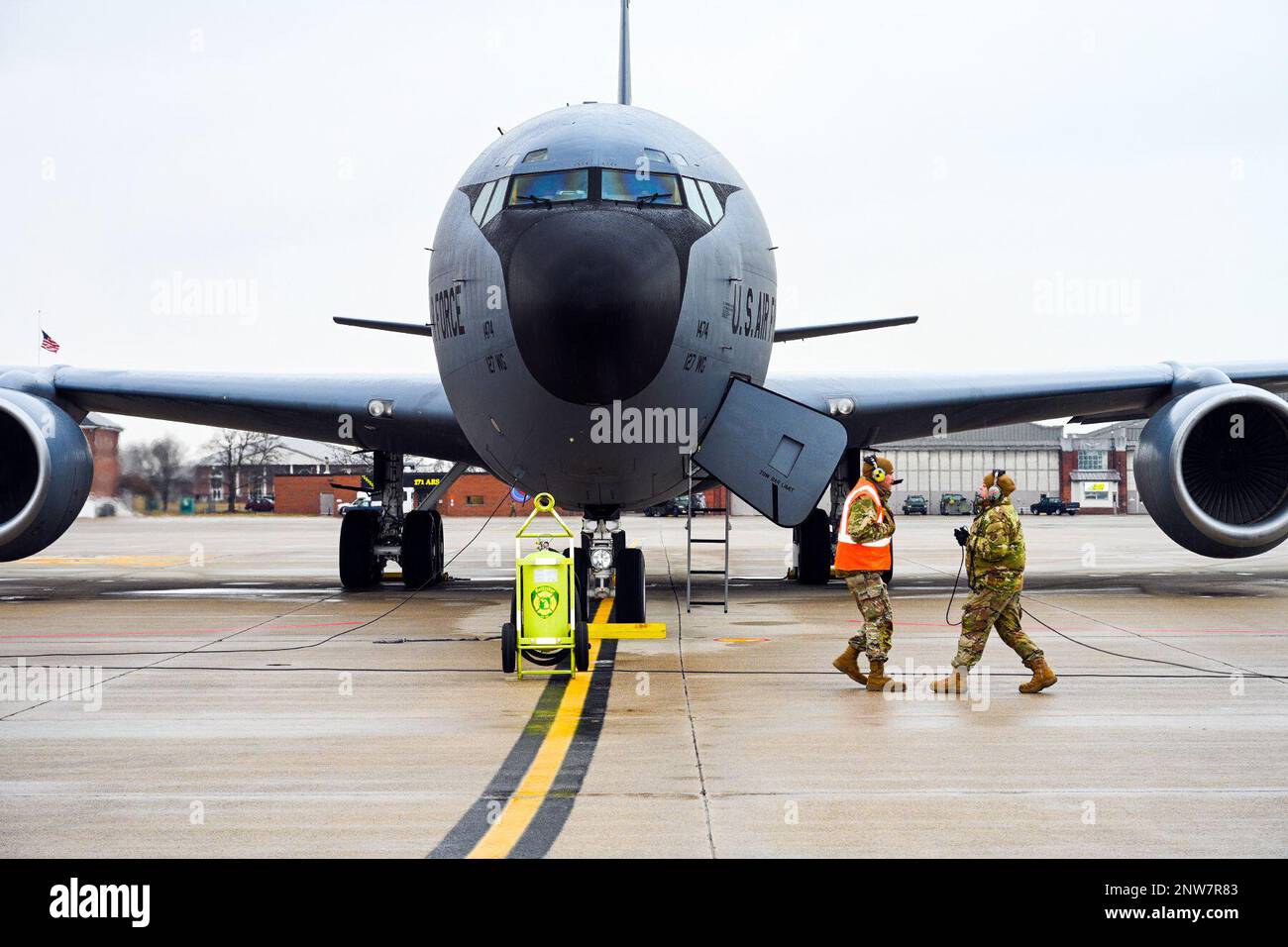 Airmen with the 191st Aircraft Maintenance Squadron, Selfridge Air National Guard Base, Michigan, conduct preflight maintenance checks prior to a KC-135 Stratotanker take-off, Jan. 5, 2023.  The AMXS ensures mission-capable aircraft are available to support the 127th Air Refueling Group for deployments, training exercises, and contingency operations in support of Air Force missions. Stock Photo
